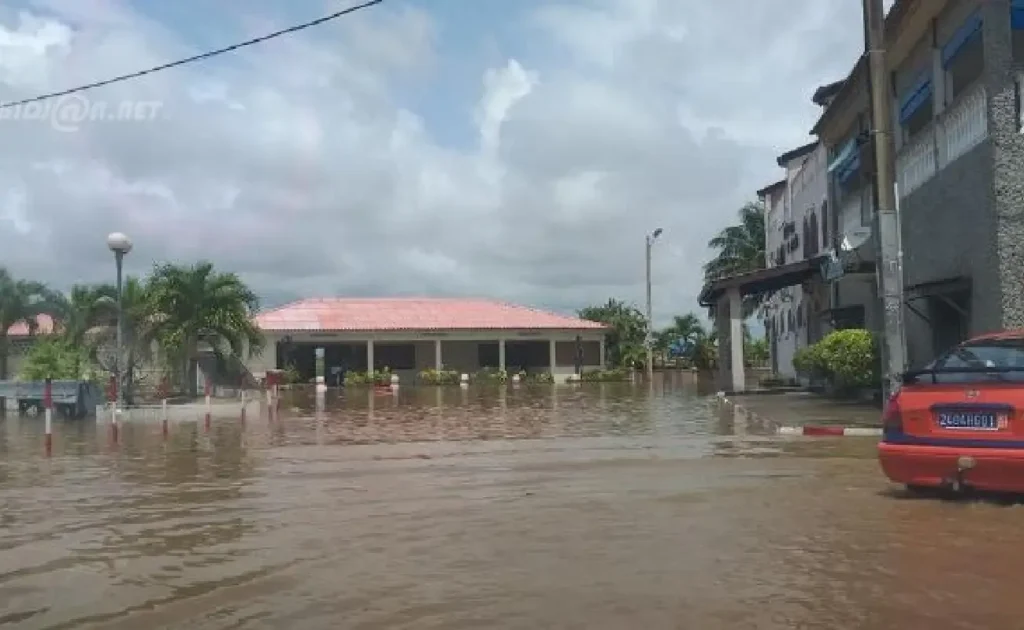 Inondation à Abidjan : la circulation perturbée au carrefour 02 Plateaux-Agban