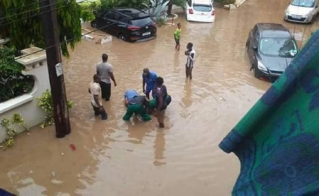 Le "carrefour sable " à Yopougon , est sous les eaux !