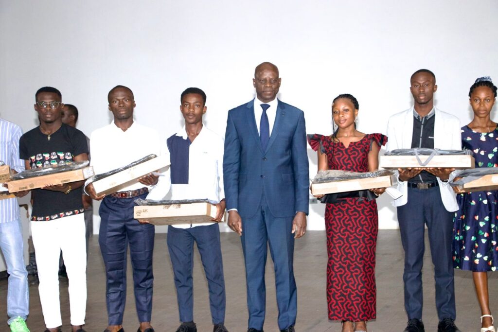 Le Pr Adama Diawara a offert 200 ordinateurs aux Étudiants de l'INP-HB de Yamoussoukro