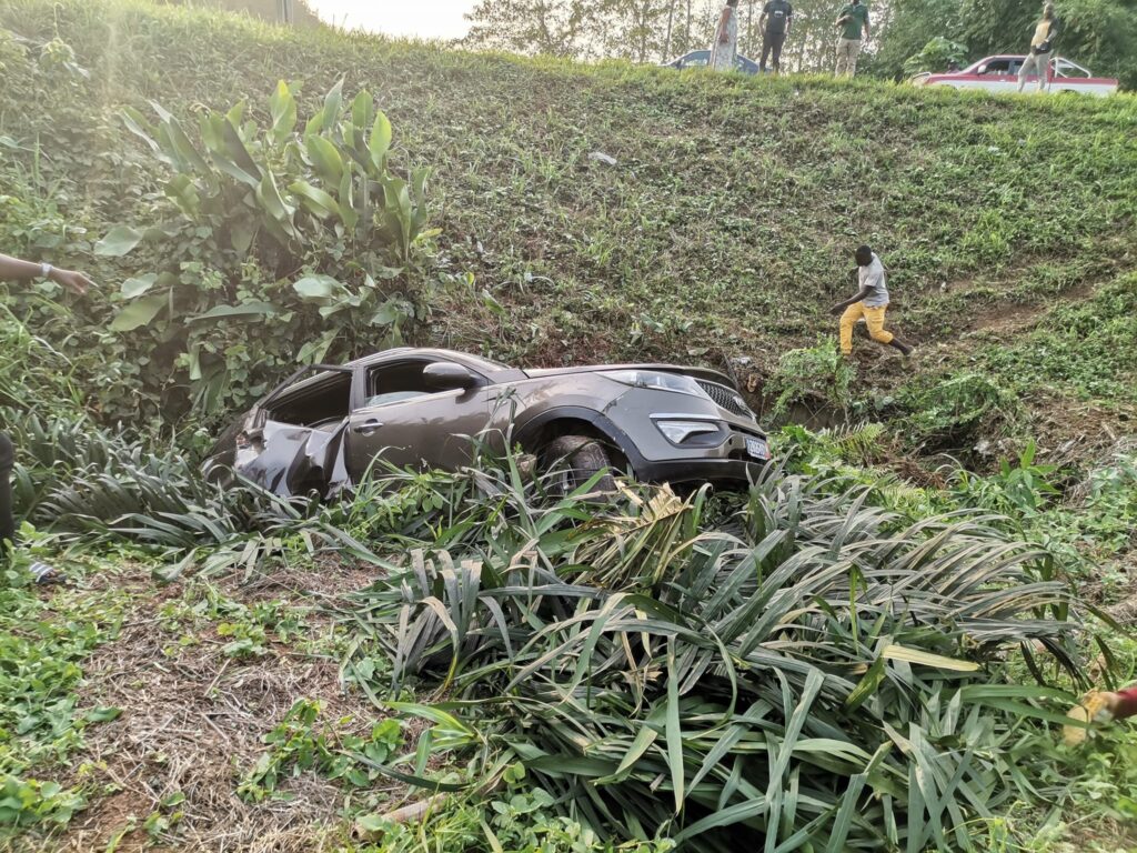 Accident à 4 km d'Azaguié : un véhicule dans un ravin (photo)