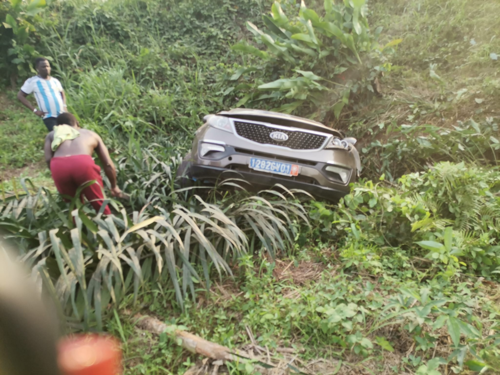 Accident à 4 km d'Azaguié : un véhicule dans un ravin (photo)