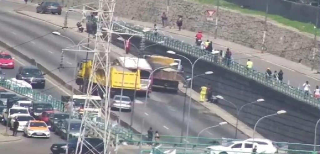 Carambolage à Riviera 2 - Cap Nord : Embouteillage monstre sur la voie