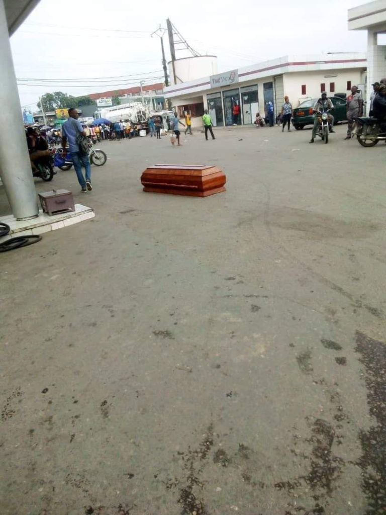 Cameroun - Affaire un cercueil abandonné dans une station-essence à Douala : un témoin fait des révélations
