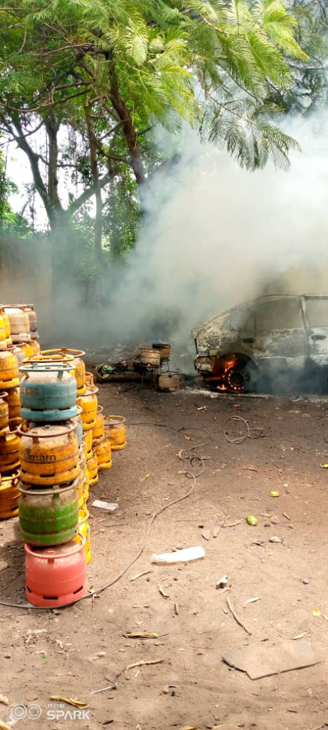 Tragédie à Toumodi : Deux hommes brûlés dans un véhicule (photos)