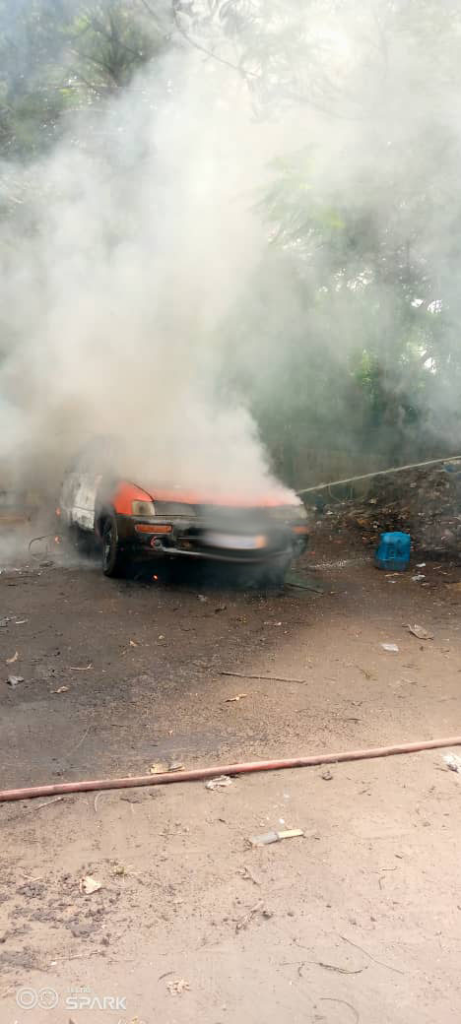 Tragédie à Toumodi : Deux hommes brûlés dans un véhicule (photos)