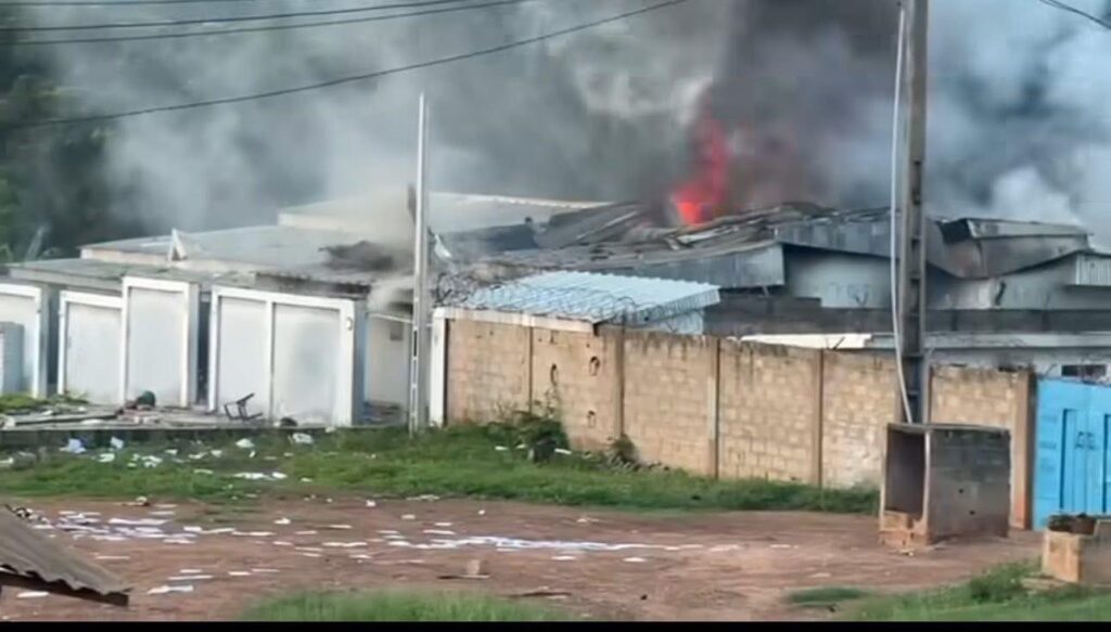 Yamoussoukro : incendie au siège des CEL, aucun blessé signalé Yamoussoukro : incendie au siège des CEL, aucun blessé signalé